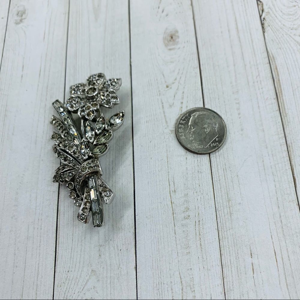 Silver Rhinestone Floral Brooch‎